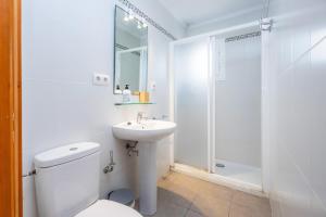 een badkamer met een toilet, een douche en een wastafel bij Apartamento mhm 2 in Cala Ratjada