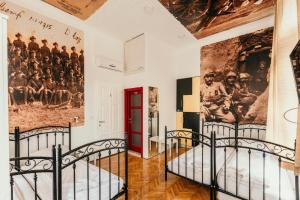 Habitación con 2 camas y una pintura en la pared. en Hostel Franz Ferdinand en Sarajevo