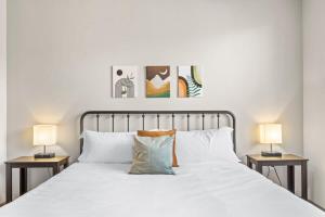 Ένα ή περισσότερα κρεβάτια σε δωμάτιο στο Stunning Westgate CozySuites by stadium with pool 12