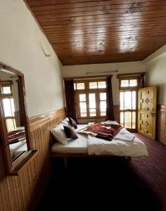 a bedroom with a bed in a room with windows at Sojhaholidayinn in Shoja +26 photos