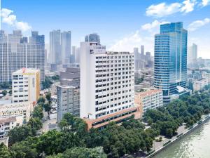 広州市にあるLanou Hotel Guangzhouの川と建物のある街の空中風景