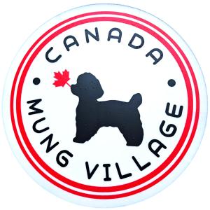 un signo con una silueta de un perro sosteniendo una hoja de arce en Canada Mung Village, en Yeosu
