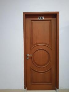 uma porta de madeira com um sinal em Villa Mawar Bumi Citeko em Bogor