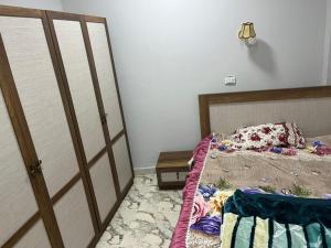 1 dormitorio con 1 cama y puerta abierta en near downtown, en El Cairo