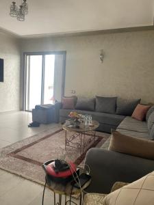Ruang duduk di Marbella Beach Almansouria