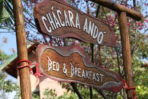 two signs that say chaminade and red and preserveeat at Chácara Andó Bed And Breakfast in Santa Bárbara do Rio Pardo