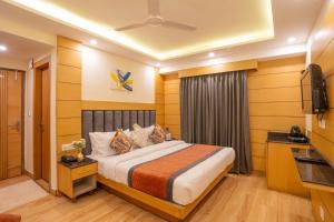 Un pat sau paturi într-o cameră la Super Hotel by Perfectstayz Mall Road