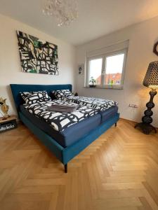 ein Schlafzimmer mit einem blauen Bett in einem Zimmer in der Unterkunft Schönste Location in Würzburg in Würzburg