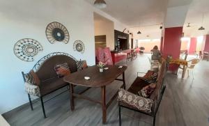 a living room filled with furniture and a table and chairs at Chez medzo et patou in Poponguine