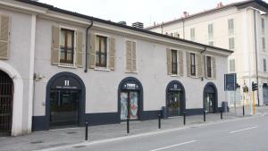 a building on the side of a street at Hotel Battisti 31 in Brescia