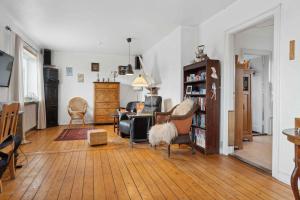 a living room with a dog standing in a chair at Bokrsvej 10, 9340 Asaa in Aså