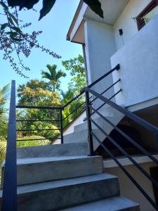 una rampa di scale che porta a una casa di Olive Cottage ad Ahangama Altre 26 foto