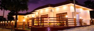 um edifício com uma vedação em frente à noite em Palm Path Resort em Jaffna