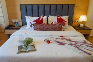 Un pat sau paturi într-o cameră la Super Hotel by Perfectstayz Mall Road