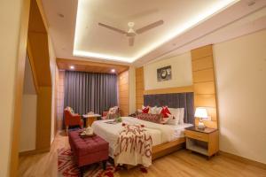 a hotel room with a bed and a table and chairs at Super Hotel by Perfectstayz Mall Road in Mussoorie