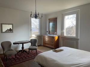 1 dormitorio con 1 cama, escritorio y sillas en Villa Marani, en Rovolon