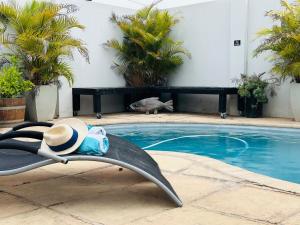 Mossel Bay的住宿－Villa da Graca，游泳池旁的帽子和毛巾