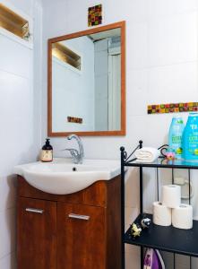 ein Bad mit einem Waschbecken und einem Spiegel in der Unterkunft Designed & Cozy Studio Near by Dizingoff Sqr. in Tel Aviv