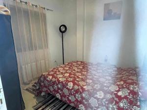 um quarto com uma cama com um edredão vermelho em Appartement à Carthage byrsa em Carthage