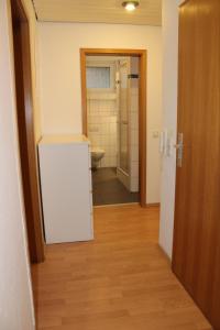 een hal met een badkamer met een toilet en een deur bij Mont Apartments in Erkrath