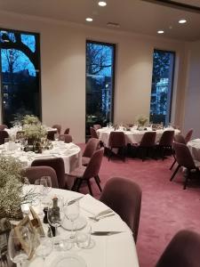 Um restaurante ou outro lugar para comer em Hotel Messeyne