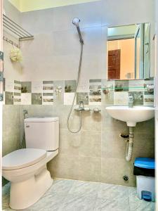 un bagno con un water e un lavandino di Gold's House a Da Thanh