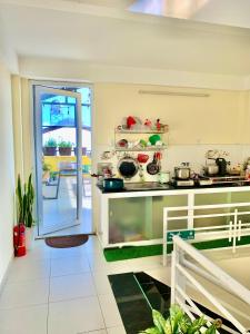 una cucina con bancone, pentole e padelle di Gold's House a Da Thanh