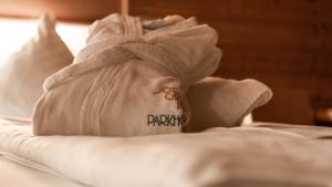 キルヒベルク・イン・チロルにあるParkhotel Kirchbergのベッドの上に敷いたタオル