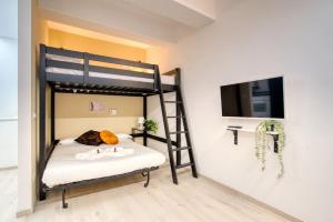 sypialnia z łóżkiem piętrowym i telewizorem w obiekcie Apartment Suzzani 273 - Interno A1 w Mediolanie