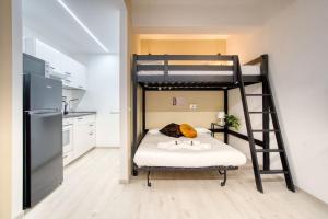 Łóżko piętrowe w niewielkim pokoju z kuchnią w obiekcie Apartment Suzzani 273 - Interno A1 w Mediolanie