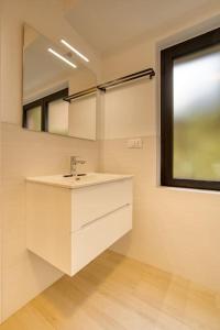 W łazience znajduje się umywalka i lustro. w obiekcie Apartment Suzzani 273 - Interno A1 w Mediolanie
