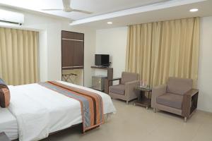 TV a/nebo společenská místnost v ubytování Click Hotel Yuvraj