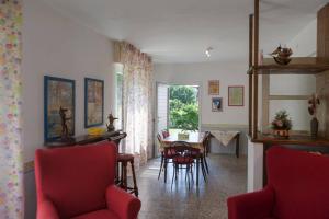 a living room with a dining room table and chairs at Casa Legnone in Piantedo