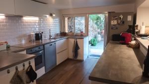 una cocina con fregadero y estufa horno superior en Maison La Rascasse, en Rayol-Canadel-sur-Mer