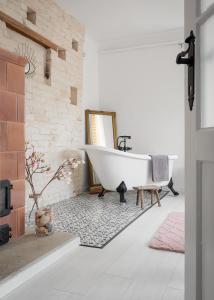 un bagno con vasca da bagno in una stanza di Patakpart Vendégház a Egerszalók