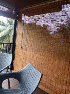 een maasscherm op een balkon met een stoel bij Andorra Tourist Resort Anuradhapura in Anuradhapura