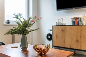 eine Vase mit einer Pflanze auf einem Holztisch in der Unterkunft Ferienwohnung 3 in Bad Lauterberg