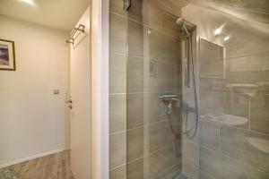 ein Bad mit einer Dusche und einem Waschbecken in der Unterkunft Ferienwohnung 3 in Bad Lauterberg
