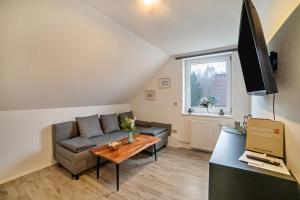 ein Wohnzimmer mit einem Sofa und einem Tisch in der Unterkunft Ferienwohnung 3 in Bad Lauterberg