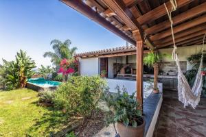 einen Hinterhof mit einem Pool und einem Haus in der Unterkunft El Bebedero by Huskalia - private pool in Los Sauces