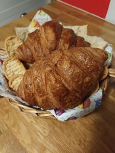 un cesto di croissant e pane su un tavolo di l'ancienne épicerie a Oradour-sur-Glane