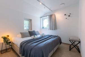 um quarto com uma cama e uma janela em Lady - Charming double room at ranch "De Blauwe Zaal" em Bruges