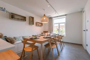 - une salle à manger avec une table et des chaises en bois dans l'établissement Lady - Charming double room at ranch "De Blauwe Zaal", à Bruges