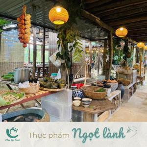 un stand de nourriture avec des fruits et des légumes sur des tables dans l'établissement Phan Gia Xanh Garden, à Nha Trang