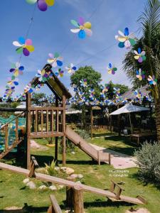 - un parc avec une aire de jeux en bois ornée de fleurs en papier colorées dans l'établissement Phan Gia Xanh Garden, à Nha Trang