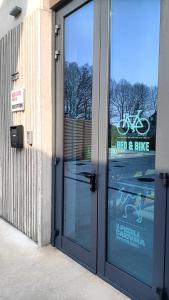 uma porta para um edifício com um sinal de bicicleta sobre ele em Bed & Bike Hostel em San Giovanni in Persiceto