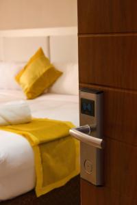 Ein Bett oder Betten in einem Zimmer der Unterkunft Milestone Hotels