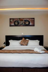Milestone Hotels房間的床