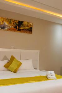 Säng eller sängar i ett rum på Milestone Hotels