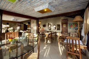 Restaurace v ubytování Pousada Praia João Fernandes